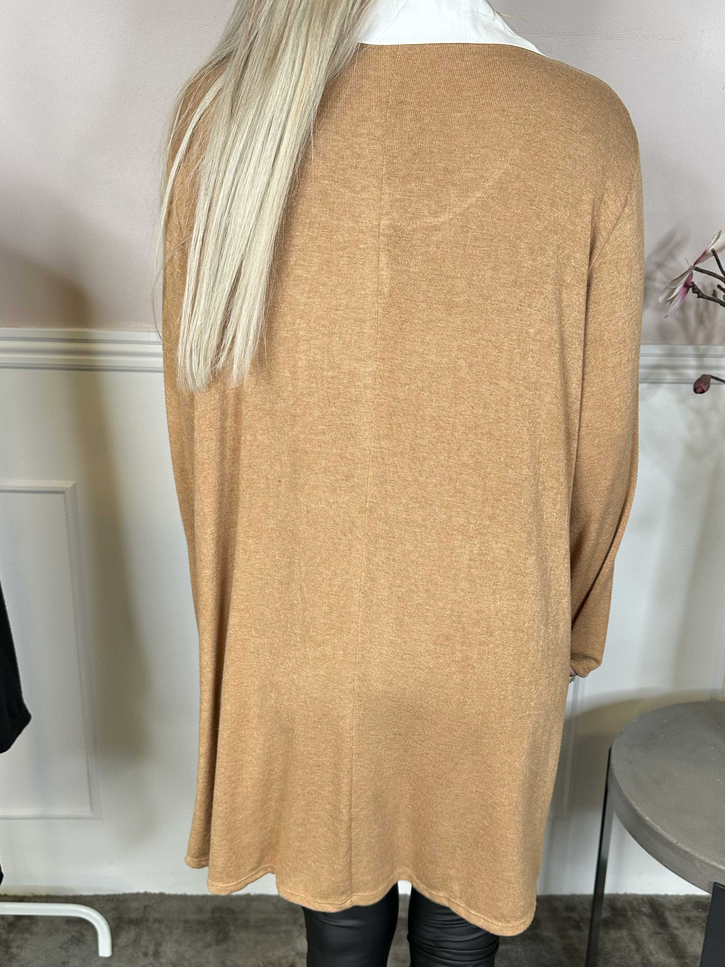 Clarita - Lång mjuk stickad blus med vit skjortkrage